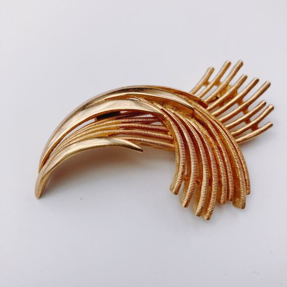 Vintage Signed Trifari Brooch Gold Tone Mid Century Modern Layered Abstract Pin - Picture 4 of 12